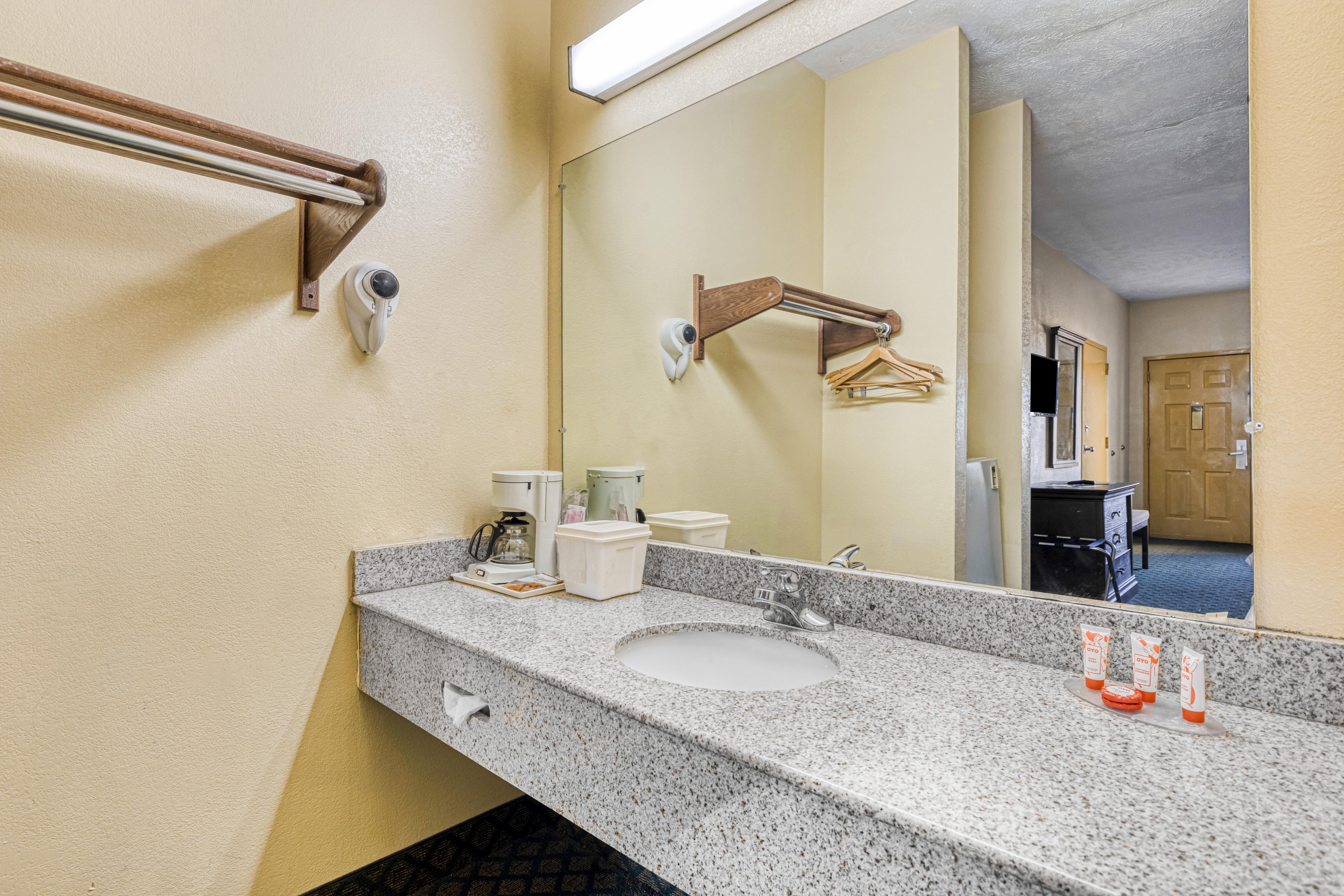 Oyo Hotel Grenada West Экстерьер фото