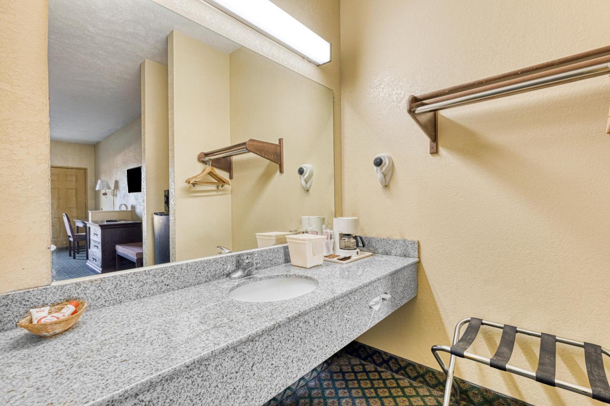 Oyo Hotel Grenada West Экстерьер фото